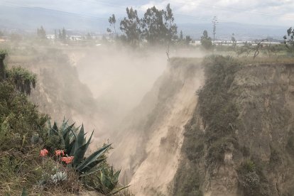 En el lugar los bomberos de Latacunga y Salcedo aseguraron la zona para evitar que los ciudadanos se pongan en peligro por los deslizamientos constantes.