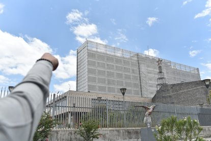 Rubén Pérez habría subido por las gradas laterales del edificio para no ser grabado por las cámaras de seguridad del interior.