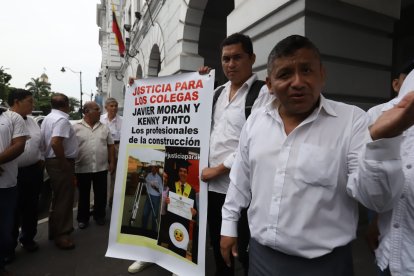 El plantón se realizó la mañana de este jueves 7 de marzo, en los bajos de la Gobernación del Guayas.