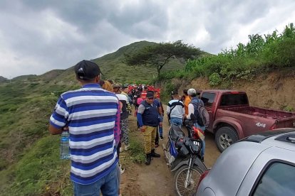 Personal policial, de Fiscalía, bomberos y familiares en el sitio donde estaban los restos.