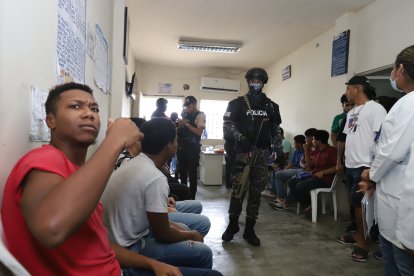 La Policía tomó los datos de todos los pacientes para comprobar que ninguno tenga orden de captura por algún delito.