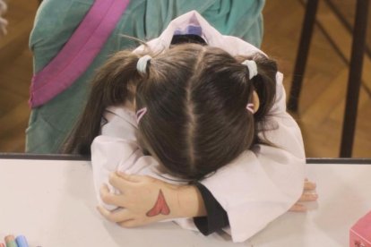 La menor le avisó a su abuela que la habían tocado mientras jugaba en el patio de juegos. El colegio no hizo nada y unos días después fue abusada nuevamente.