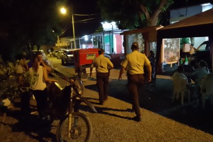 Excompañeros de la Policía llegaron al funeral.