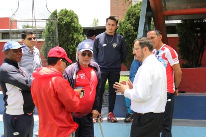 Marco Pazos (d) se reunió con el entrenador Ever Hugo Almeida (c), quien continuará en el club junto a su cuerpo técnico.