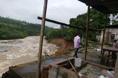 En el barrio de la Planta Eléctrica en Echeandía los deslizamientos por las lluvias ponen en riesgo a sus habitantes.