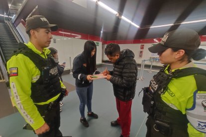 El sujeto se tambaleaba cuando los agentes lo retuvieron.