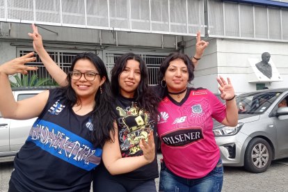 Llegaron de Quito, como regalo por el día de la Mujer, las emelecistas: Scarlet Cedeño, Giselle Cedeño y Gabriela Chusquillo.