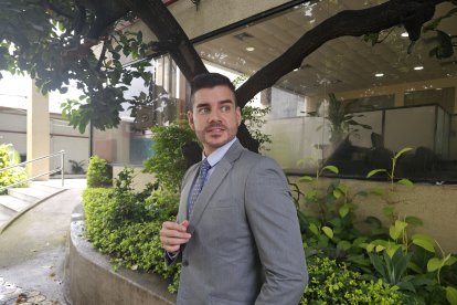 A Isaac no le molesta que le digan que tiene cara de niño.