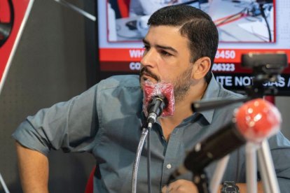 Aquiles Álvarez no se quedó con nada y hasta le dijo figuretis lamparosos a los que se trepan a la camioneta de Chito Vera.