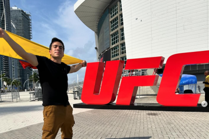 El youtuber quiteño llegó hasta el Kaseya Center en Miami para apoyar a su compatriota.