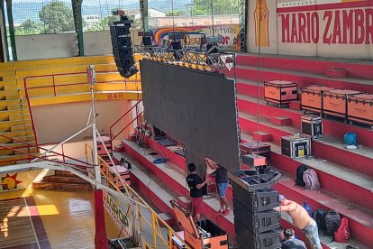 Cerca de una docena de trabajadores instalaron ayer la pantalla.