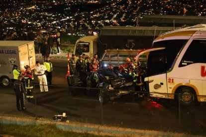 El auto llevó la peor parte en la Simón Bolívar.