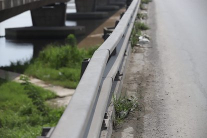 Motociclista cae del puente de la unidad nacional.