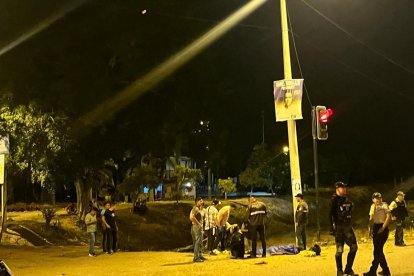 Agentes de la Dirección de Muertes Violentas (Dinased) constataron que a pocos metros de donde cayó el hombre se encontraba la motocicleta utilizada en el asalto.