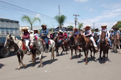 Féminas cabalgaron por el Día de la Mujer en Salitre.