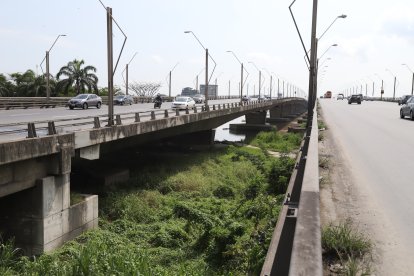 El accidente ocurrió en el tramo del puente que va de Guayaquil hacia la Puntilla.