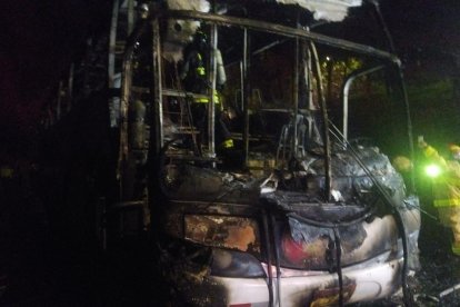 El bus quedó completamente consumido por el fuego.