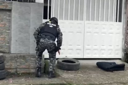 Los agentes llegaron y se llevaron la dinamita.