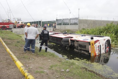 Bus de la Coop. Aerotaxi proveniente desde la provincia de Esmeraldas se accidentó en la vía Yaguachi - Durán
