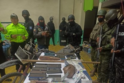 Evidencia de los objetos recolectados en el allanamiento