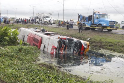 El bus quedó con el lado derecho sumergido en la zanja luego del accidente.