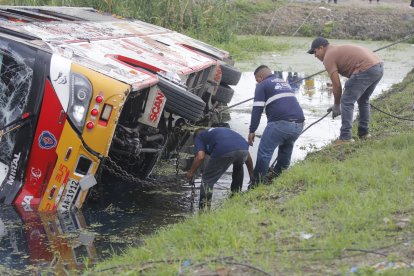 El transporte pesado tuvo que ser retirado de la zanja utilizando dos grúas. Con cables gruesos amarraron el carro para que se arrastrado.