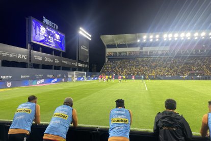 Jugadores de Barcelona viendo el partido que les ganó Independiente.