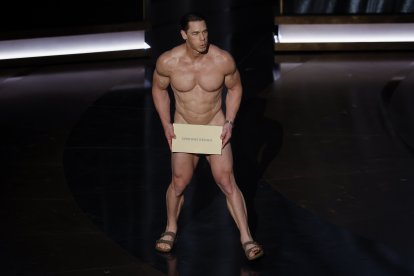 John Cena apareció en el escenario desnudo a entregar el premio al mejor diseño de vestuario.