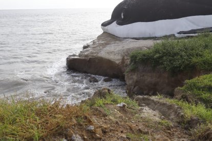 El monumento del Delfín se cayó en Posorja.