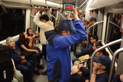 El flujo de pasajeros se incrementa durante las horas pico: 06:30 a 10:00 y de 17:00 a 20:00. Ahí se experimenta más calor.