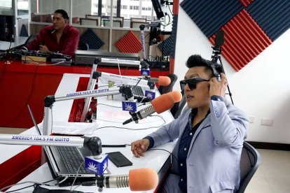 Pablo Iza hace radiodifusión desde hace 24 años. Ahora lo combina con contenido en redes.