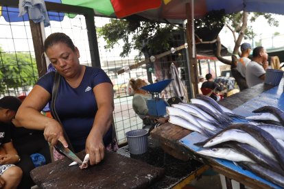 La mujer limpia y hasta aliña los pescados si se lo solicitan.