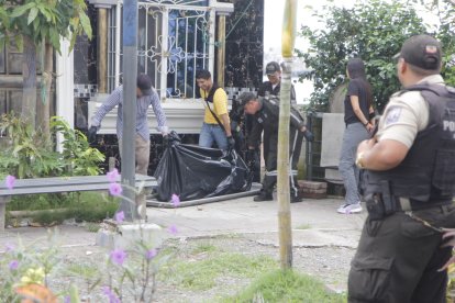 Agentes policiales acudieron a este punto del suburbio para retirar el cadáver.