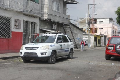 En el sitio del crimen, este martes una patrulla realizaba rondas de vigilancia.