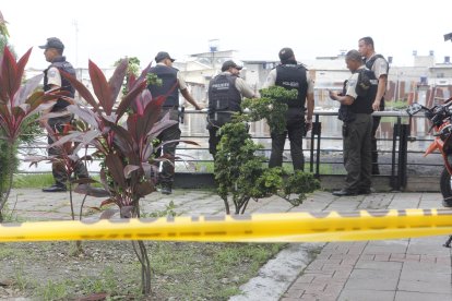 Los agentes policiales restringieron el acceso a esa orilla del estero.