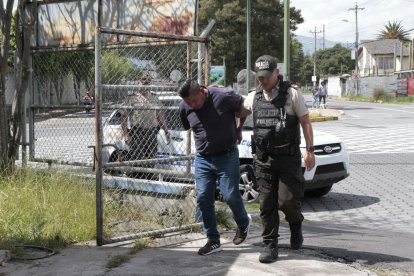 Una de las personas detenidas en Rumiñahui.