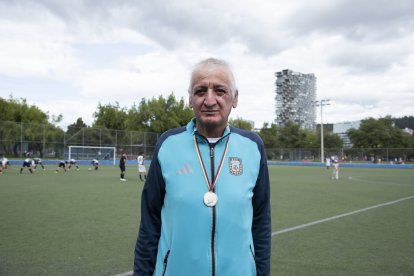 Edelmo Moya con la medalla de vicecampéon de su querido Juvenil Oriente.