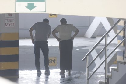 El parqueadero está siendo inspeccionado por personal técnico luego de evacuar a quienes laboran en el edificio.