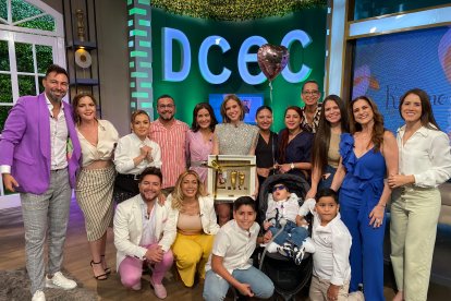 Karime Borja celebra su cumpleaños con compañeros de trabajo y su hijo Mateo Borja.