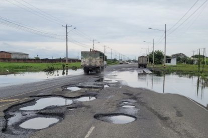 Los conductores se quedan de los múltiples baches que se han formado.