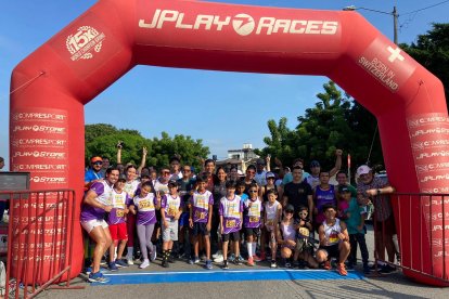 Varios de los deportistas que participaron de la jornada de atletismo y labor social.