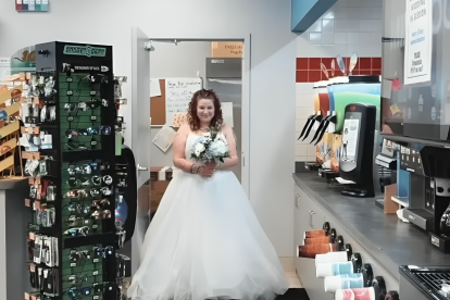 Boda en el baño de una gasolinera.
