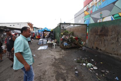 El contenedor de basura genera malos olores y atrae a las ratas, que merodean por la zona.