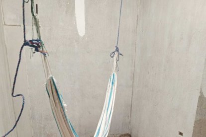 En esta pequeña habitación habrían mantenido en cautiverio al médico y su pariente.