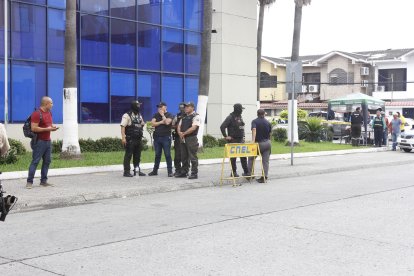 Policías acudieron al sitio para levantar el cadáver, que se encontraba fuera de una de las puertas de ingreso de la dependencia pública.
