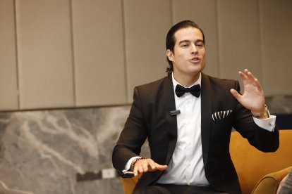 Danilo Carrera se confiesa totalmente enamorado y feliz con Isabella Fernández.