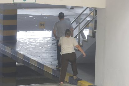 En un parqueadero subterráneo se filtró agua del río Guayas.