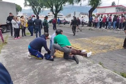 El hombre fue atacado cuando iba a la escuela a dejar a su hijo.