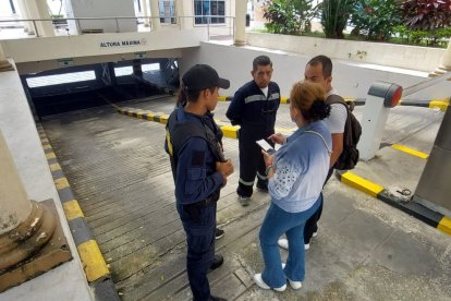 Técnicos se desplazaron hacia la edificación para hacer revisiones técnicas y se evacuó a quienes laboran allí.