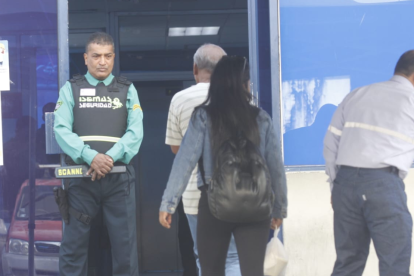 Este jueves, los guardias de seguridad revisaban las mochilas a quienes iban a ingresar.